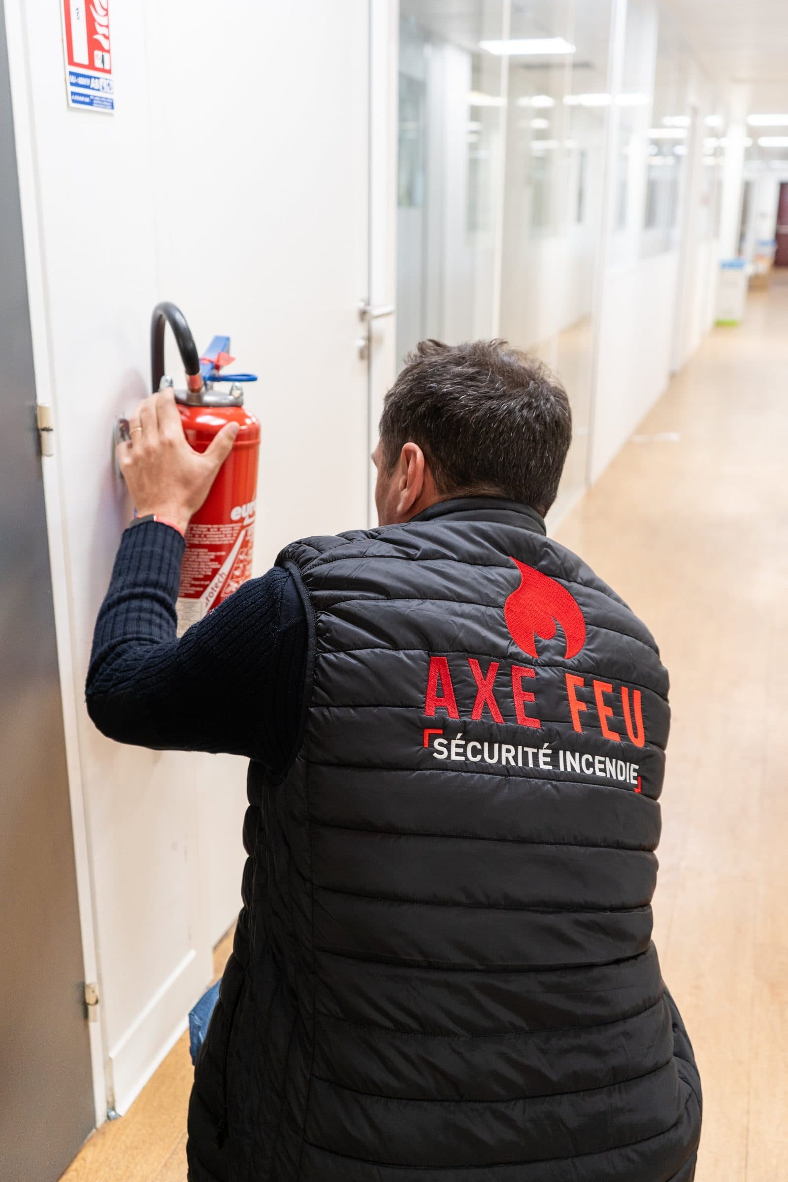 Vérification annuelle d'un extincteur mural par AXE FEU dans les Yvelines